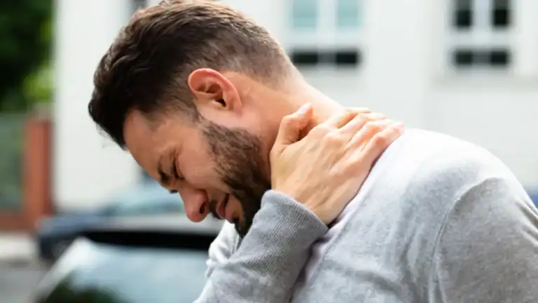 is neck pain a sign of concussion